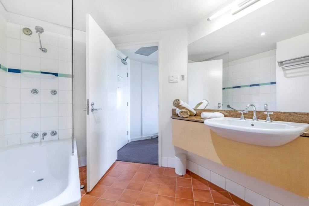 'Towering Palms' Resort-Style Apartment With A Separate Studio ดาร์วิน ภายนอก รูปภาพ